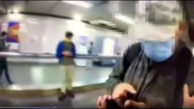 30多歲徐姓男子在台北捷運偷拍還開閃光燈。（圖／記者李依璇翻攝）