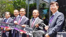 鴻海宣布攜手印尼能源公司Indika Energy，透過印尼投資部向正在峇里島舉辦的G20、B20峰會捐贈5輛Model T電動巴士。（圖／鴻海提供）