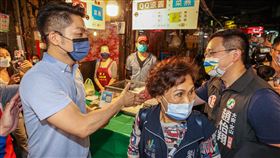 蔣萬安與趙怡翔握手致意國民黨台北市長候選人蔣萬安（前左）10日晚間前往景美夜市掃街拜票，途中巧遇民進黨台北市議員參選人趙怡翔（前右），兩人相互握手致意。中央社記者鄭清元攝  111年11月10日