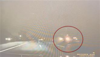 貨櫃車國1詭異衝墜畫面曝！1人插管搶救中