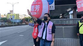 486先生為支持顏若芳，一早起床陪站路口。（圖／486團購提供）