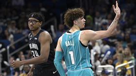 ▲「球三弟」鮑爾（LaMelo Ball）投進4顆三分球，幫助黃蜂中止8連敗。（圖／美聯社／達志影像）