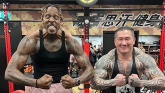 魔獸合體館長曬肌肉！驚人對比2萬人朝聖