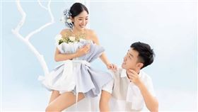 藝人香蕉(圖右)日前向女友(圖左)求婚成功。（圖／翻攝香蕉臉書）