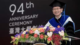 華碩董事長施崇棠於今日獲台大頒發榮譽博士學位。（圖／華碩提供）