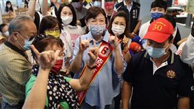 蔣萬安妻子石舫亘到成功市場拜票。（圖／蔣萬安辦公室提供）