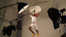 ▲「魔獸」霍華德（Dwight Howard）進棚拍攝宣傳照。（圖／桃園永豐雲豹提供）