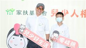 高山峰帶著兒子出席公益活動。（圖／記者邱榮吉攝影）