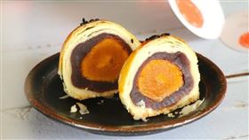 蛋黃酥界愛馬仕，紅土鹹蛋黃，一盒蝦皮喊價3000起跳，最貴5000（圖／翻攝自陳耀訓·麵包埠YOSHI BAKERY臉書）