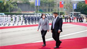 蔡英文總統今（15）日主持「軍禮歡迎諾魯共和國總統昆洛斯伉儷」。（圖／總統府提供）