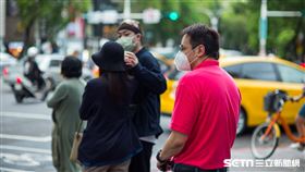 口罩路人(記者陳弋攝影)