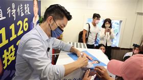 蔣萬安赴台北市議員候選人楊植斗競選總部探班。（圖／蔣萬安辦公室提供）