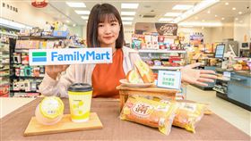 全家便利商店聯手嵜本SAKImoto Bakery，推出便利商店首見的新型態玉米濃湯；「全家」滿餡麵包同步推出玉米濃湯口味，吃得到鮮脆玉米粒及豐富配料。（圖／超商業者提供）