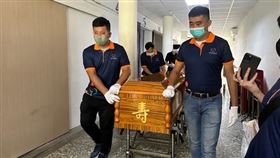 可以給我一口棺材嗎？台中3兄妹伴屍3天（圖／翻攝畫面）