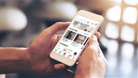 旋轉拍賣揭露2022秋冬時尚關鍵字，年輕世代更主張運用高CP值二手品項穿搭出多樣性，更能彰顯個人的獨特風格。（圖／平台業者提供）