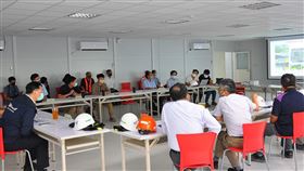 副市長羅達生率經發局等局處聽取開發商麗明營造及台積電報告，並要求團隊全力協助台積電高雄廠如期如質完工(圖/高雄市政府)