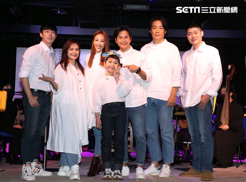 孫協志、方宥心、羅美玲、周明宇、呂紹齊、林斌、胖球「大畫昭君~觀落雁」直播音樂會。（記者邱榮吉/攝影）
