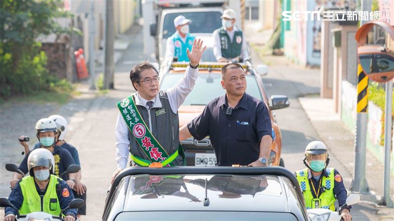 黃偉哲第3選區車掃！顧店阿姨揮手笑開花