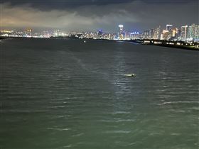 ▲關渡大橋晚間傳出2起墜橋，1人獲救，1女子失蹤，警消持續搜索中。（圖／翻攝畫面）