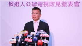 市長候選人公辦政見會  蔡其昌：找回台中人光榮台中市第4屆市長候選人公辦電視政見發表會15日晚間登場，民進黨籍台中市長候選人蔡其昌在會中提出營養午餐免費、捷運藍線4年動工等，並找回台中人的光榮。中央社記者蘇木春攝  111年11月15日