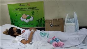 地球人看過來！世界第80億人誕生　菲律賓女嬰凌晨自然分娩（圖／翻攝自Commission on Population and Development NCR臉書）