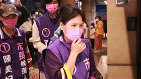 台中市長公辦政見會  陳美妃出席台中市第4屆市長選舉公辦電視政見發表會15日晚間舉行，無黨籍台中市長候選人陳美妃（前）身穿競選背心，並在子女的陪同下出席。中央社記者蘇木春攝  111年11月15日