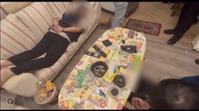 ▲淡水警方在三芝一社區大樓內逮捕2名詐騙集團成員，並救出被關著的楊姓被害人。（圖／翻攝畫面）