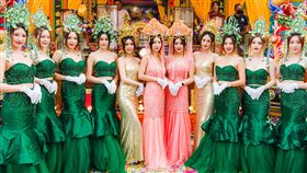 艋舺青山王祭「最美禮生」仙女們一字排開全到齊，糰糰（左起）、劉心、冰冰、寧寧、甄馨、莎莎、雪岑、多多、小羚 、珍琳。（圖／臺南舞魅孃提供）