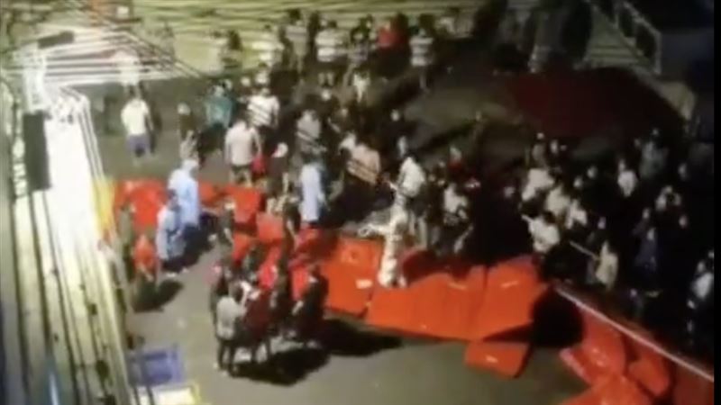 封控爆怒火！廣州民眾推倒隔離牆上街抗議