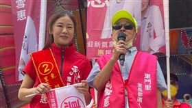 桃園老里長站台高喊「凍蒜」，接過竹籃3秒倒地猝逝。（圖／翻攝自東門里姐姐-郭雪惠臉書）