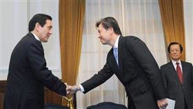 馬英九2012年接見駐美代表金溥聰。（總統府提供）