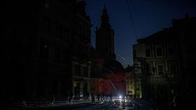▲烏克蘭西部城市利維夫遭到俄羅斯空襲後大停電。（圖／路透社／達志影像）