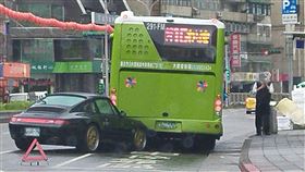 台北,車禍,信義區,松隆路,保時捷,公車（圖／翻攝畫面）