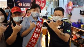 蔣萬安妻子石舫亘到成功市場拜票。（圖／蔣萬安辦公室提供）