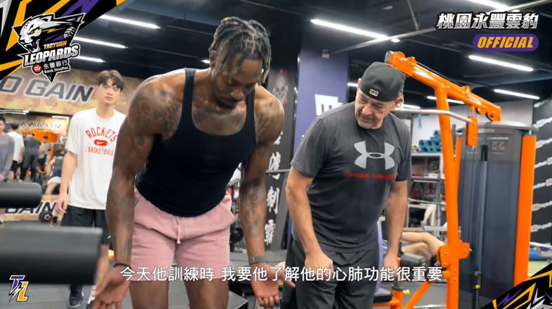 魔獸合體館長尬肌肉　教練：身體素質驚人