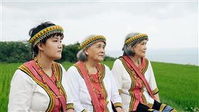 嚴玉英藝師與工坊的織女們。（文總提供）