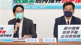 遭指5立委捐人頭助理  民眾黨黨團駁斥痛批造謠三立政論節目播出內容指稱台灣民眾黨立法院黨團有5名立委捐出人頭助理。民眾黨團16日上午在立法院舉行記者會，黨團總召邱臣遠（右）、幹事長張其祿（左）指出，節目言論完全悖於事實，譴責節目惡意造謠，要求節目團隊立即更正、道歉並下架影片。中央社記者鄭清元攝  111年11月16日