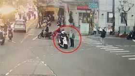 失智伯遊走路中央　三重警救援助返家（圖／翻攝畫面）