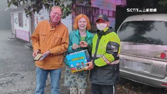 德夫婦受困中橫　暖警贈大包名產國民外交