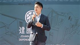 國民黨台北市長候選人蔣萬安今（10）天投下震撼彈，他在行程中接受聯訪時表示，正式宣布請辭立委職務。（圖／翻攝自蔣萬安臉書）