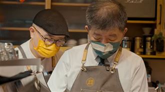 推勞動政見！陳時中化身店員親送手沖咖啡