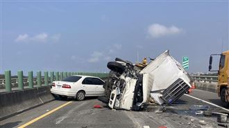 台61線又撞！大貨車撞緩撞車體應聲斷2半