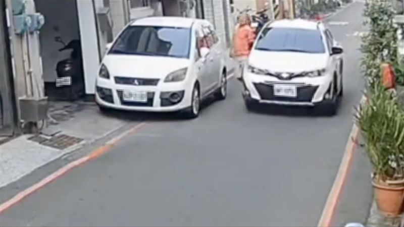 阿伯閃違停車慘被撞趴　女駕駛肇逃還鬼扯
