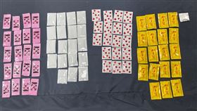 北市保安大隊查獲77包毒咖啡包。（圖／記者李依璇翻攝）