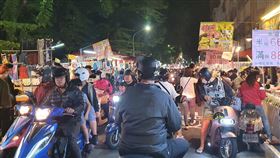 高雄瑞北夜市最後一夜（2）高雄攤販集中場落日條款屆期日就在11日，具百攤規模的前鎮區瑞北夜市因無法取得當地居民同意書，晚間成最後一個營業日，現場湧入不少人潮。中央社記者洪學廣攝　109年11月11日