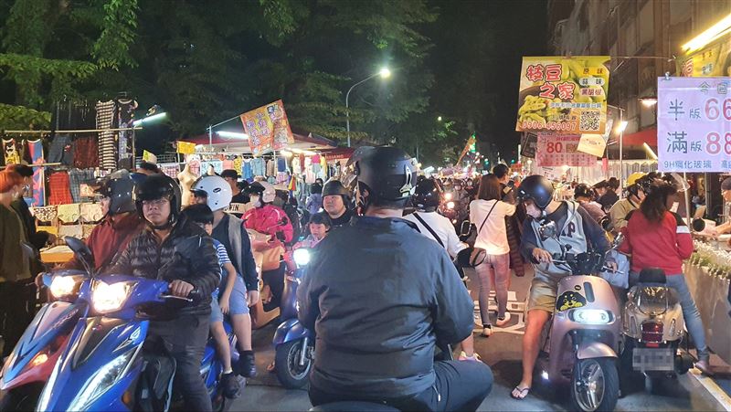 夜市買「中國零食」吃一口辣哭⋯整包丟了