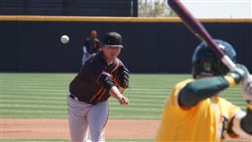 鄧愷威K功了得效力舊金山巨人隊小聯盟的台灣投手鄧愷威在春訓熱身賽登場，展現三振功力。中央社記者林宏翰亞利桑那攝  111年4月1日