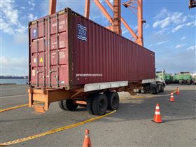 ▲停放在台中港第32號碼頭貨櫃場的空櫃內，發現一具女屍。（圖／翻攝畫面）