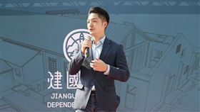 國民黨台北市長候選人蔣萬安今（10）天投下震撼彈，他在行程中接受聯訪時表示，正式宣布請辭立委職務。（圖／翻攝自蔣萬安臉書）