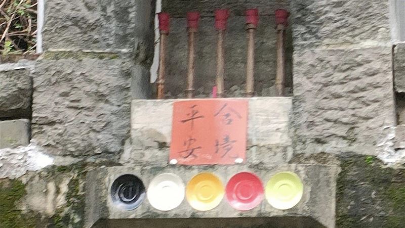 「迴轉壽司盤」鑲在牆上　內行曝真相
